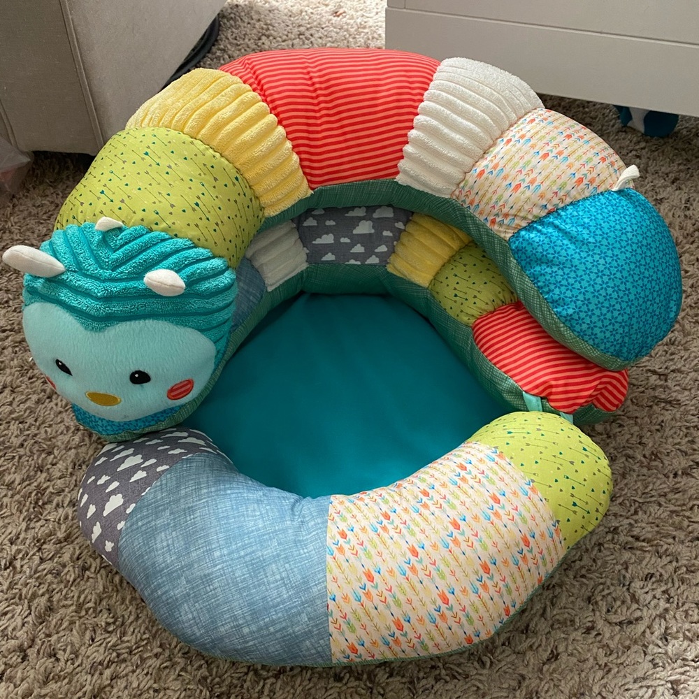 Soft, cushioned baby seat that has a detachable piece for tummy time